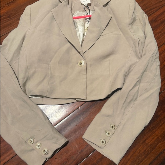 Cropped Beige Tailored Blazer with Single-Button Closure - Picture 2 of 10